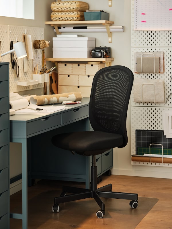 A tidy workspace centred around a grey-turquoise ALEX desk, matching ALEX drawer units and white SKÅDIS pegboards.