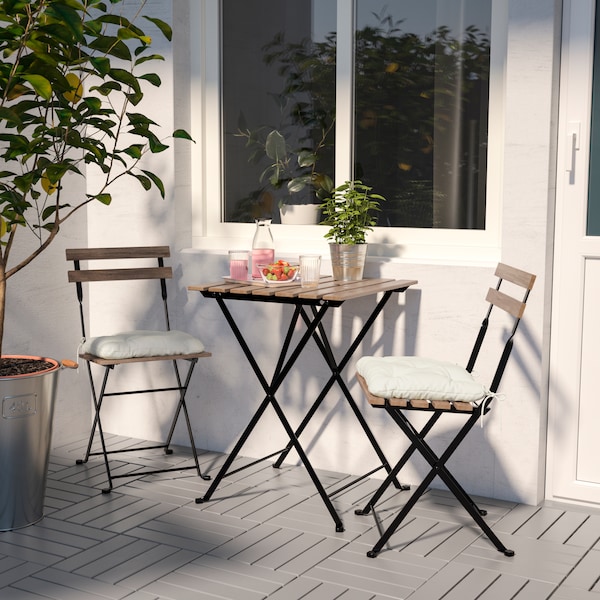TÄRNÖ outdoor table and chairs on a balcony