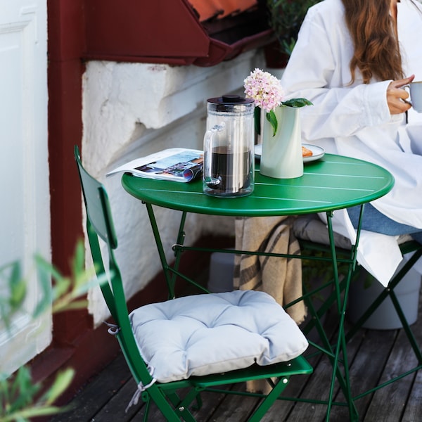 SUNDSÖ green metal table and chair