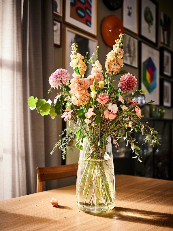 BERÄKNA vase filled with fresh flowers on a bright table