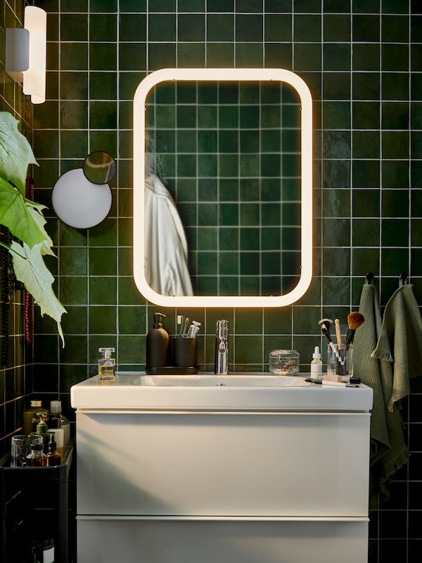 Bathroom mirror with integrated lighting