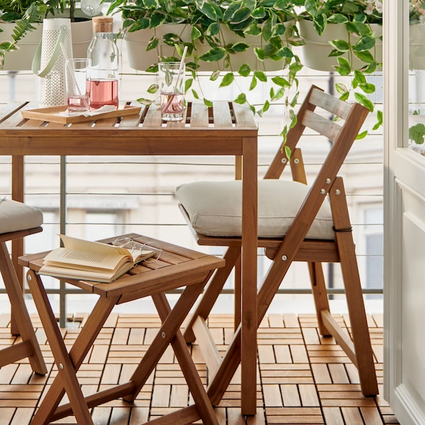 NÄMMARÖ table and chairs on RUNNEN flooring 