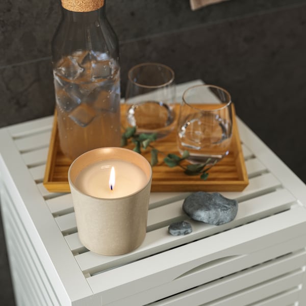 SKISSEN set on washbasin rim under a TOFTBYN mirror and next to LILLASJÖN wall hooks with VIKFJÄRD towels