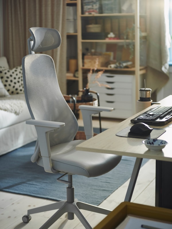 A light grey IKEA MATCHSPEL gaming chair stands at an UTESPELARE gaming desk.